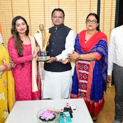 Chief Minister felicitates Indian Idol winner Jyotirmayi, Announces Rs 5 lakh reward